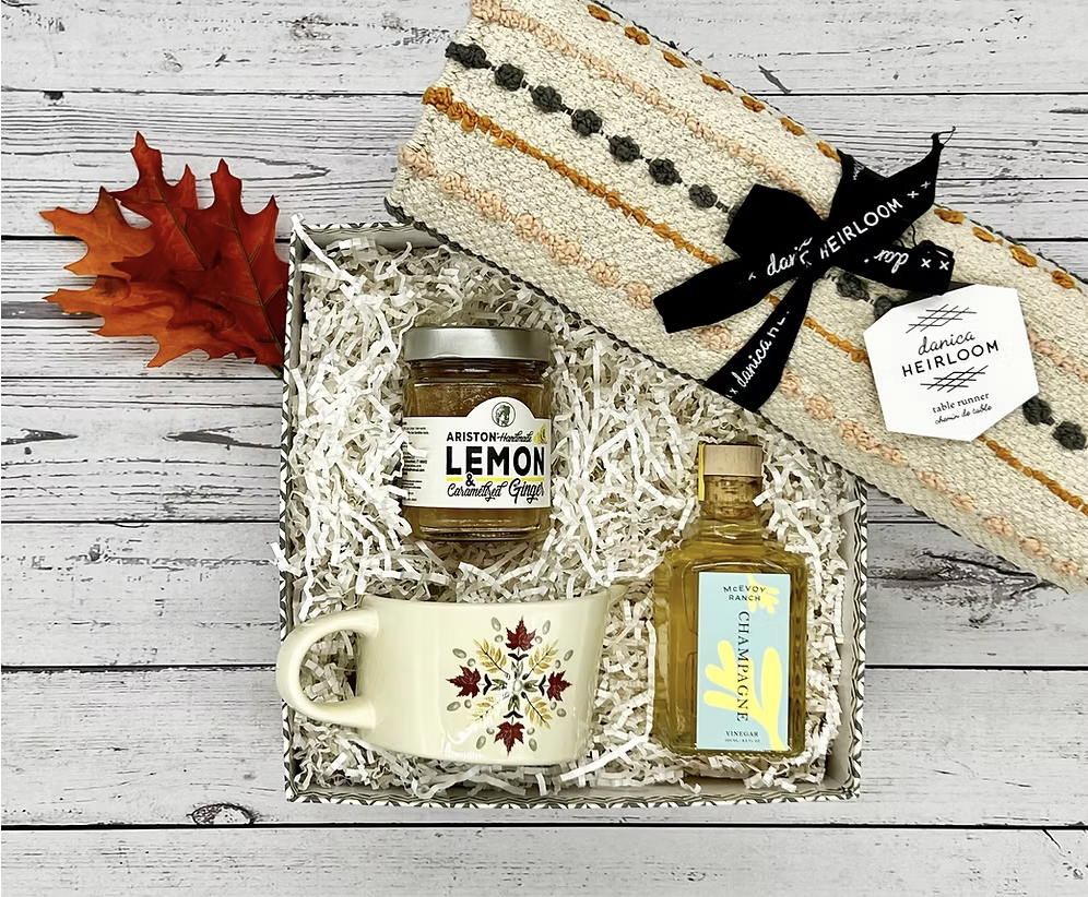 Autumn gift box with lemon preserve, a mug and a woven throw