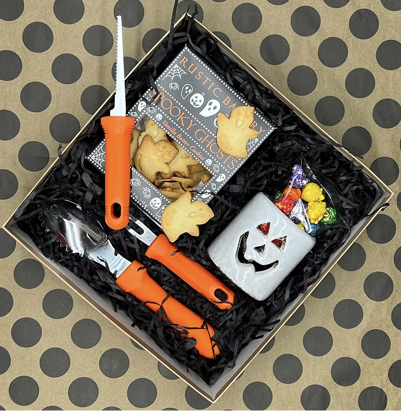 Sweet Carving Halloween gift box with carving tools, ghost cookies, a pumpkin mug and candy