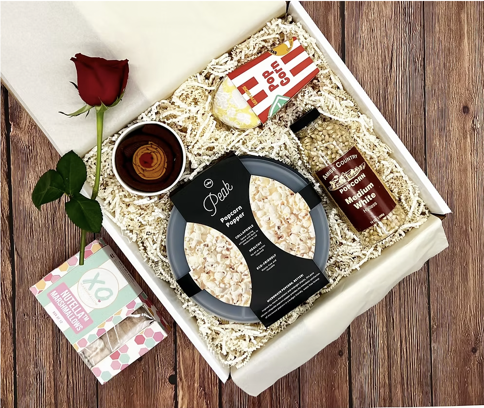 Popcorn gift box with popper, kernels and marshmallows